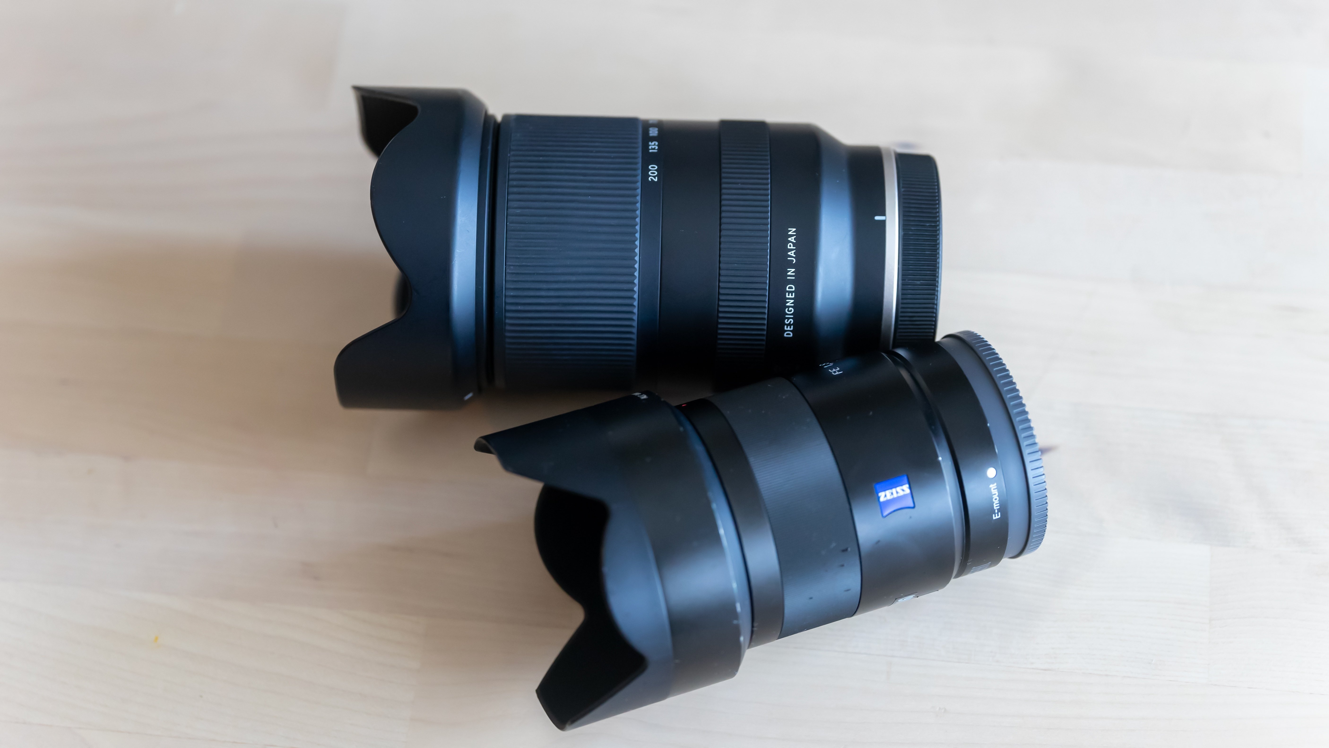 ズームレンズ（TAMRON 28-200mm F/2.8-5.6 Di III RXD）と単焦点レンズ