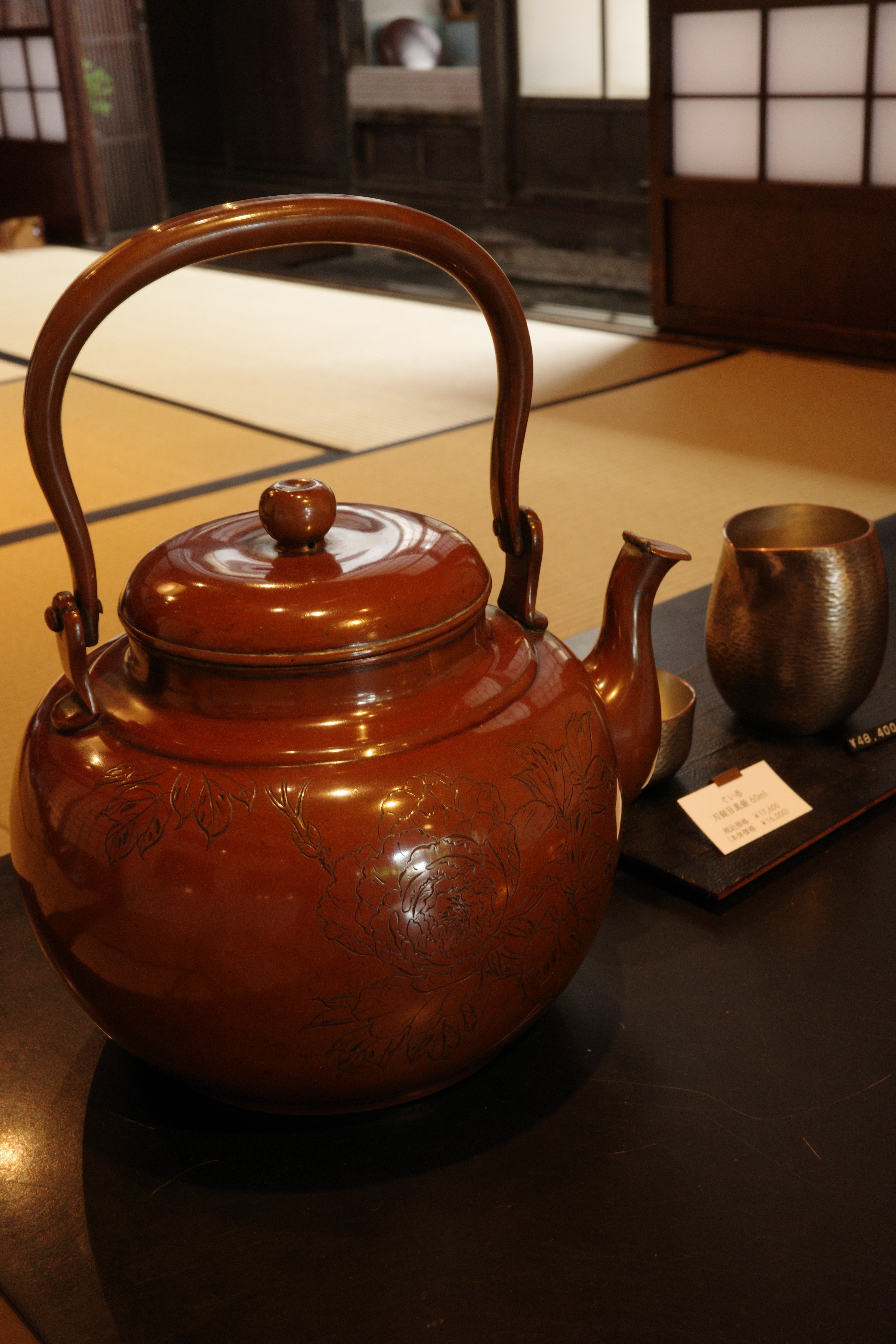 旅日記】一枚の銅板を叩いて作る「うつわ」、鎚起銅器を求めて玉川堂へ