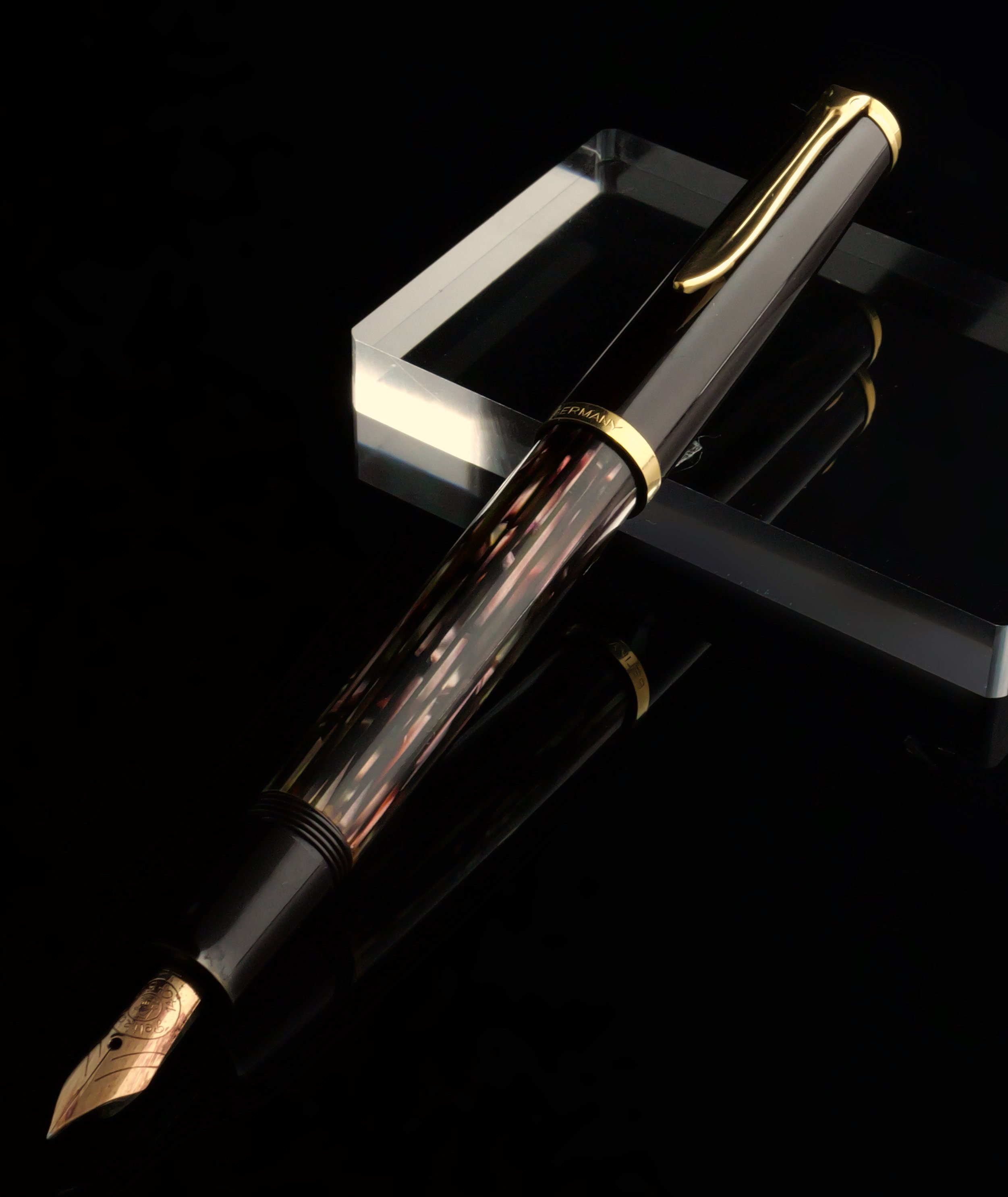 美しい茶縞に魅せられて：Pelikan 400NN M&K｜Hideo Takehara