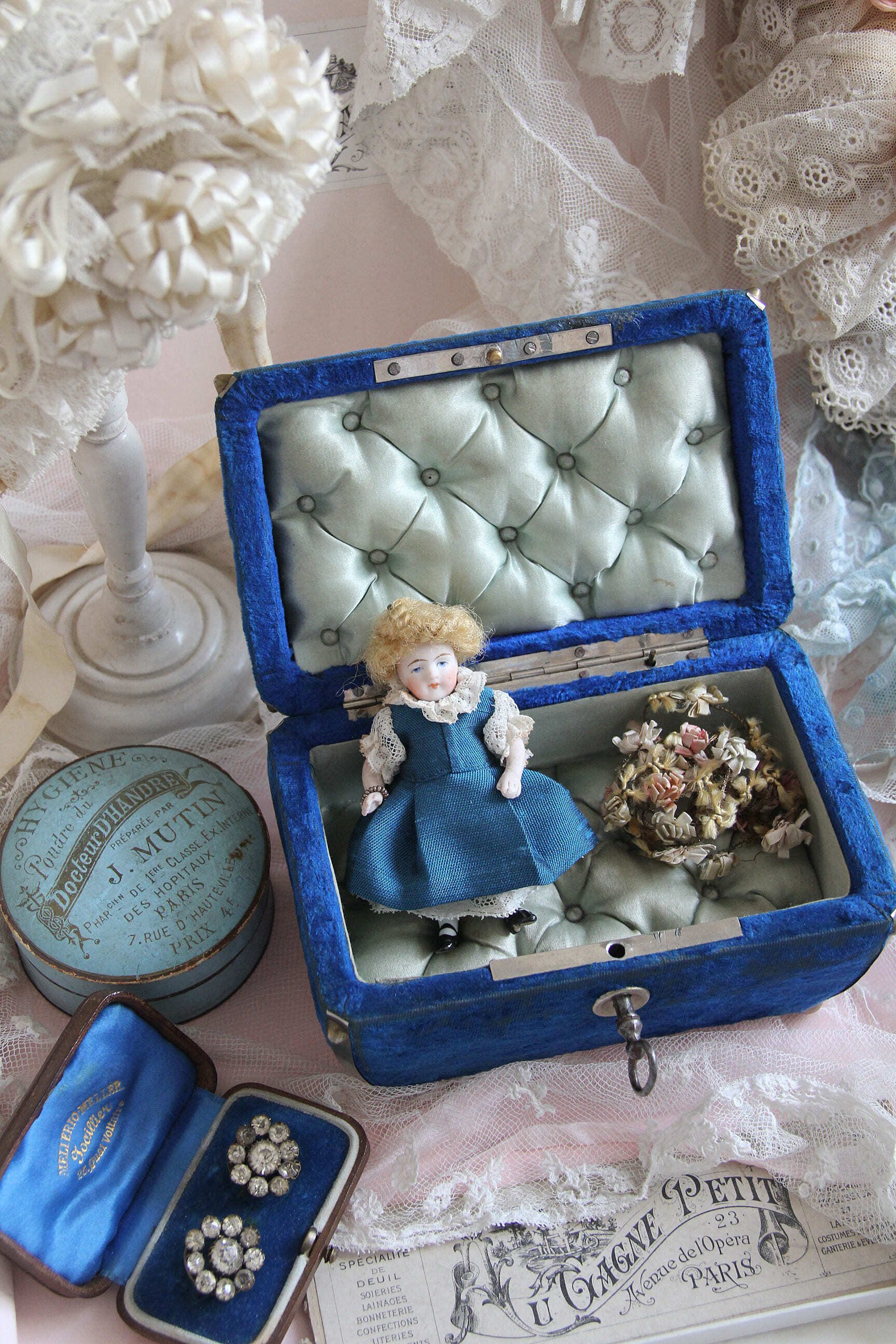 18世紀フランス青色のレース装飾楕円形ボックス 18世紀フランス青色の