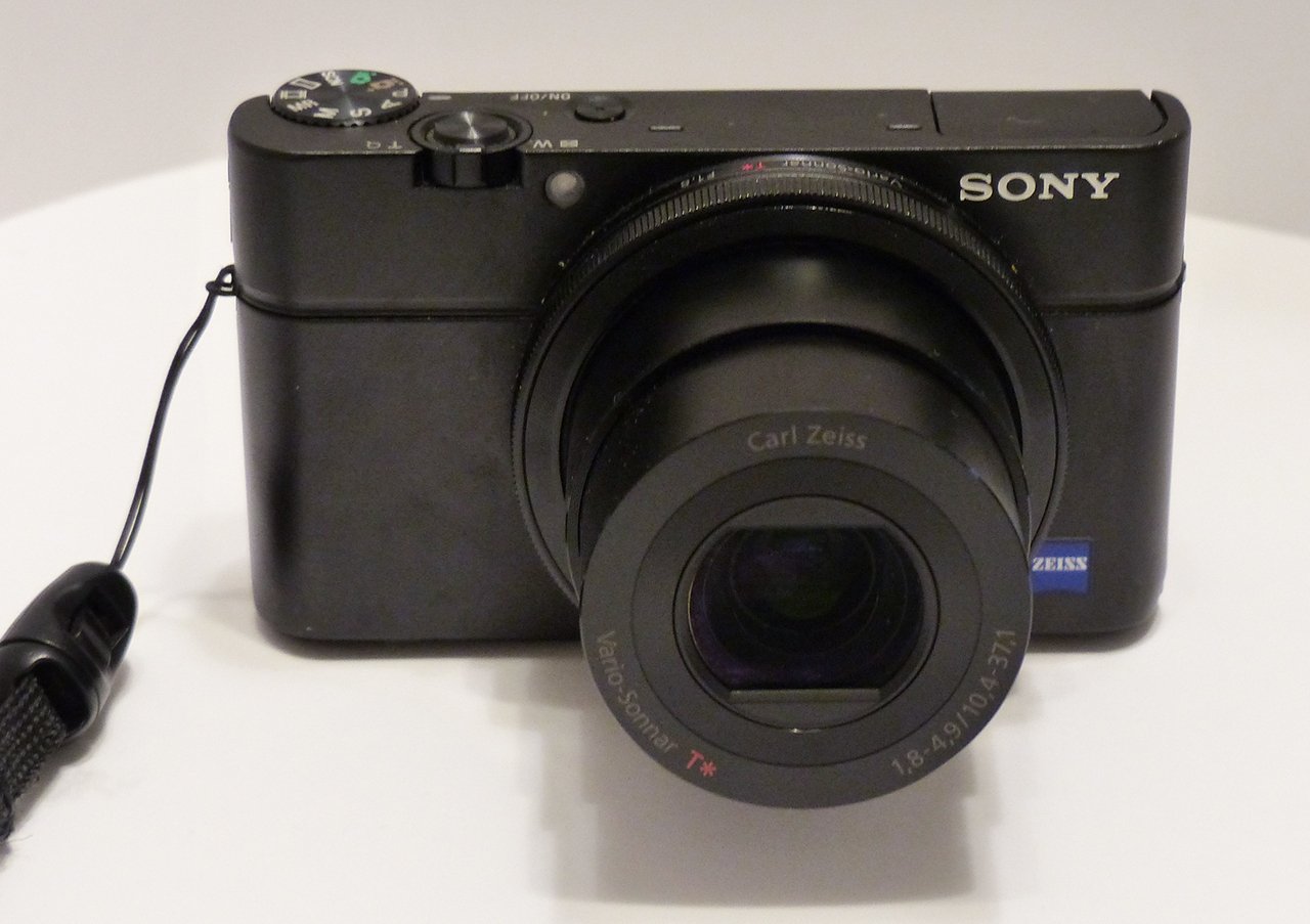 RX100M5 完動品 レンズ=きれいです。 一眼レフが重い？ SONYのRX100M5