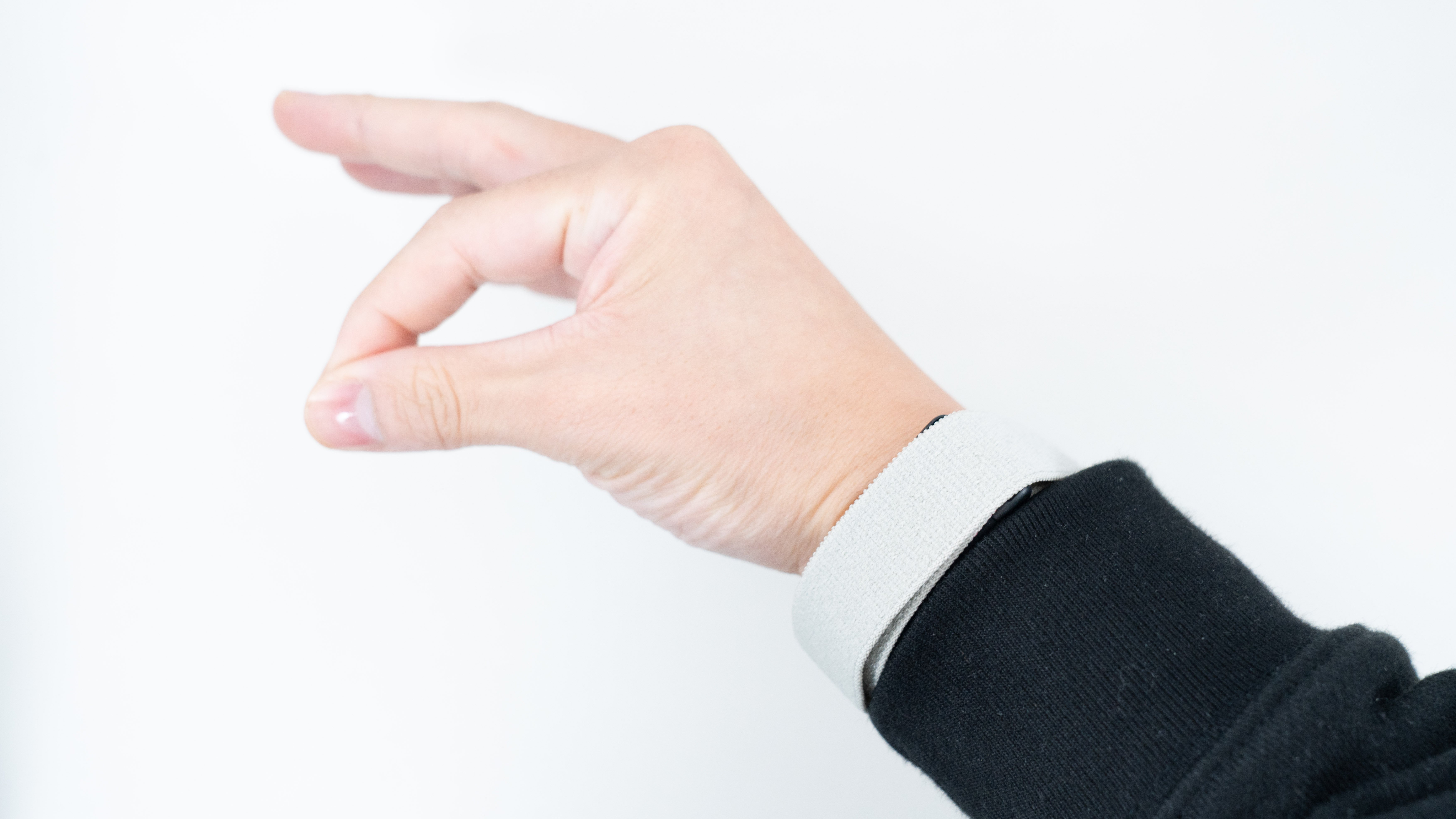 SF体験】神経信号で操作する次世代リストバンド「Mudra Link」レビュー