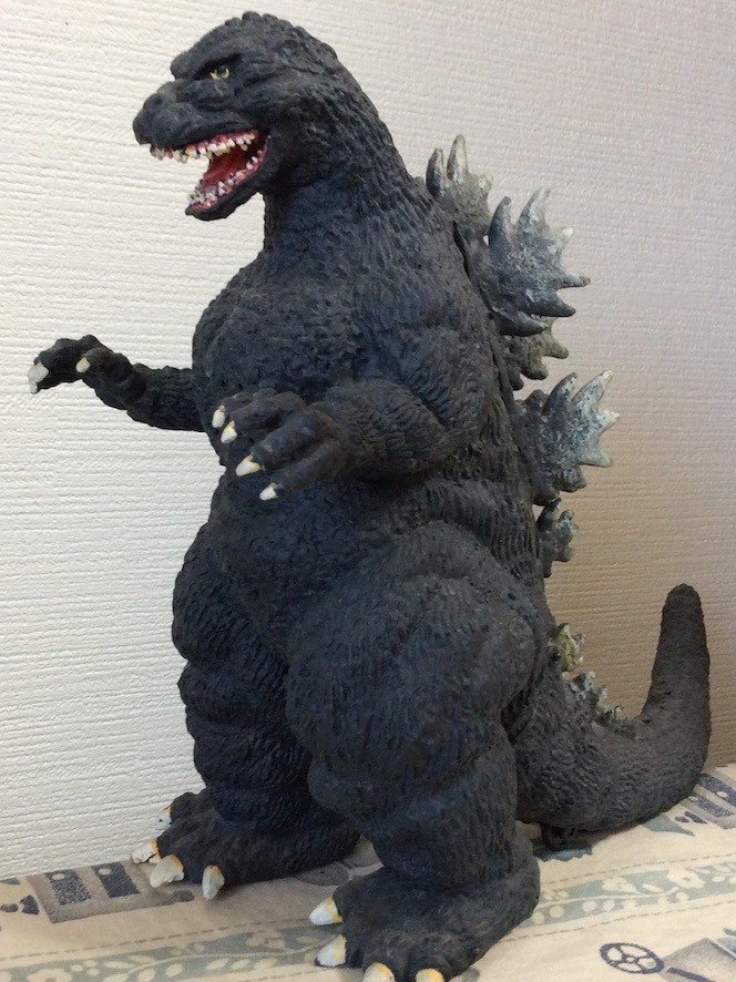 昔に購入した、電池で動くゴジラ。 機械仕掛けのメカに、生ゴム製の側