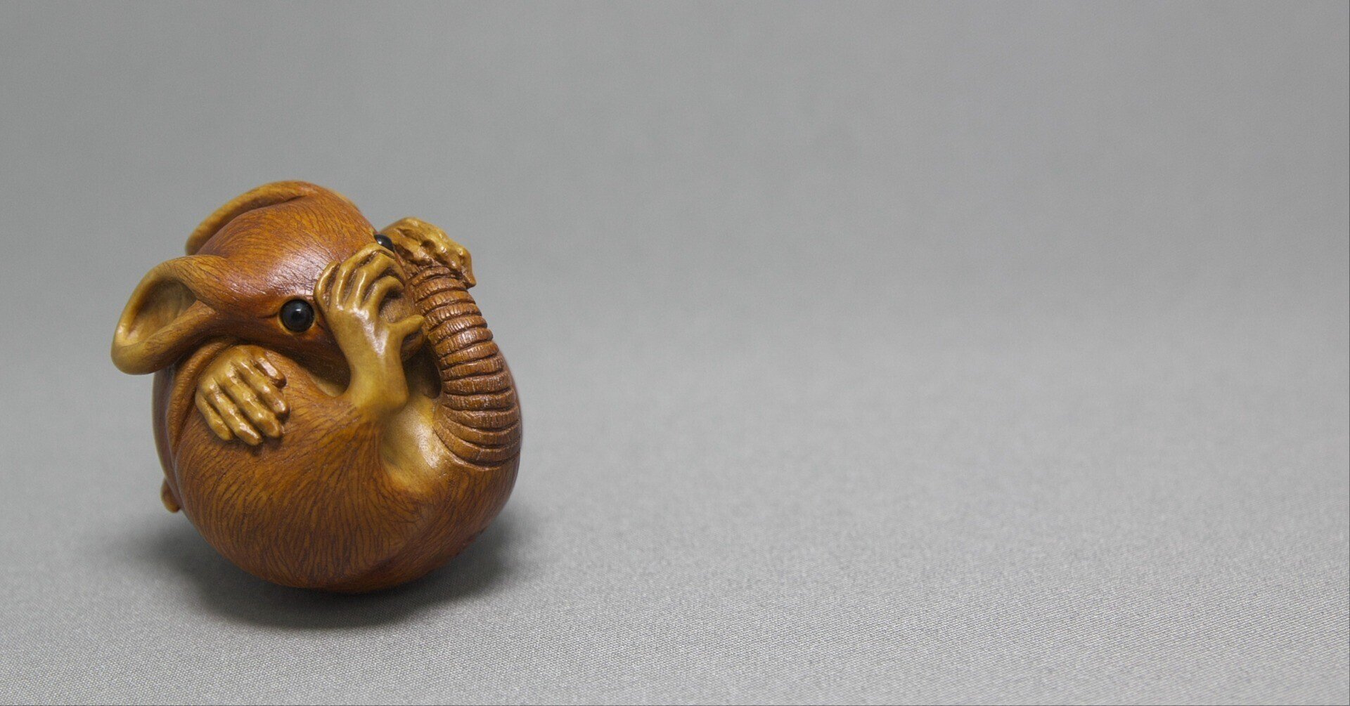 友政 在銘 根付 「ねずみを捕まえる男」 病平癒祈願 江戸時代 験担ぎ