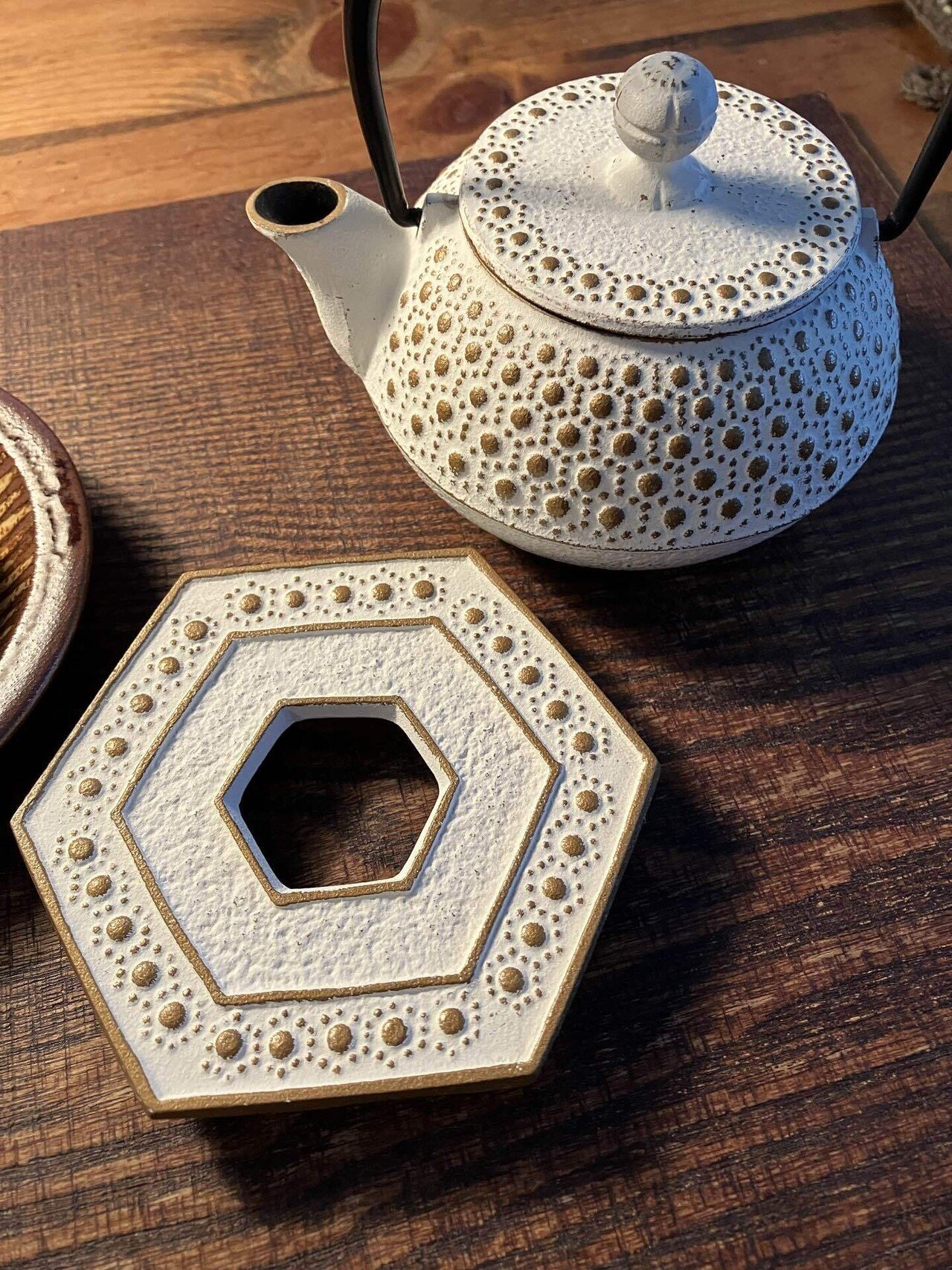 生産終了した南部鉄器「アンシャンテ」のカラーポットでお茶を飲む