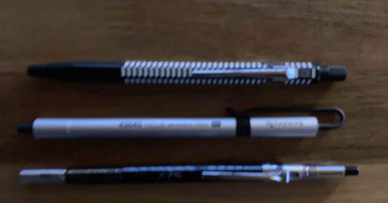 もうすぐで変わるであろう筆箱の中身。｜逃避