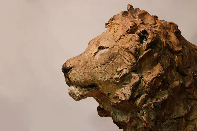 金メッキ 女性とライオン 彫刻 金メッキ 女性とライオン 彫刻