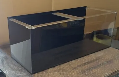 黒いFRP水槽用容器 中