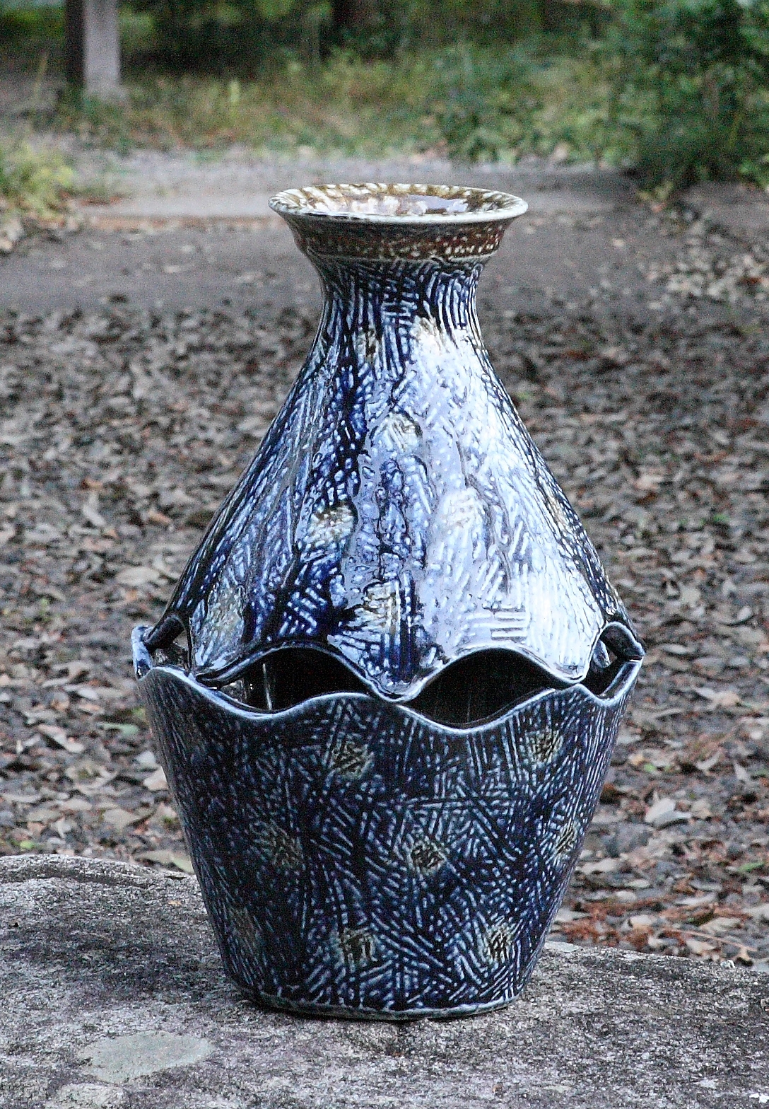 濱田友緒『 藍鉄塩釉浮重花瓶（あいてつえんゆううきかさねかびん