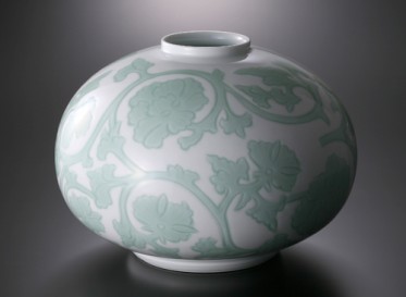 井上萬二】白磁の伝統 日本の名窯 人間国宝 井上萬二作 白磁牡丹染彫文