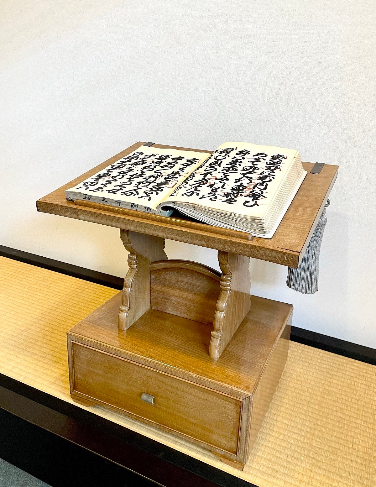 芸能資料定期便】実はこんなに違う！浄瑠璃の見台（けんだい）のヒミツ