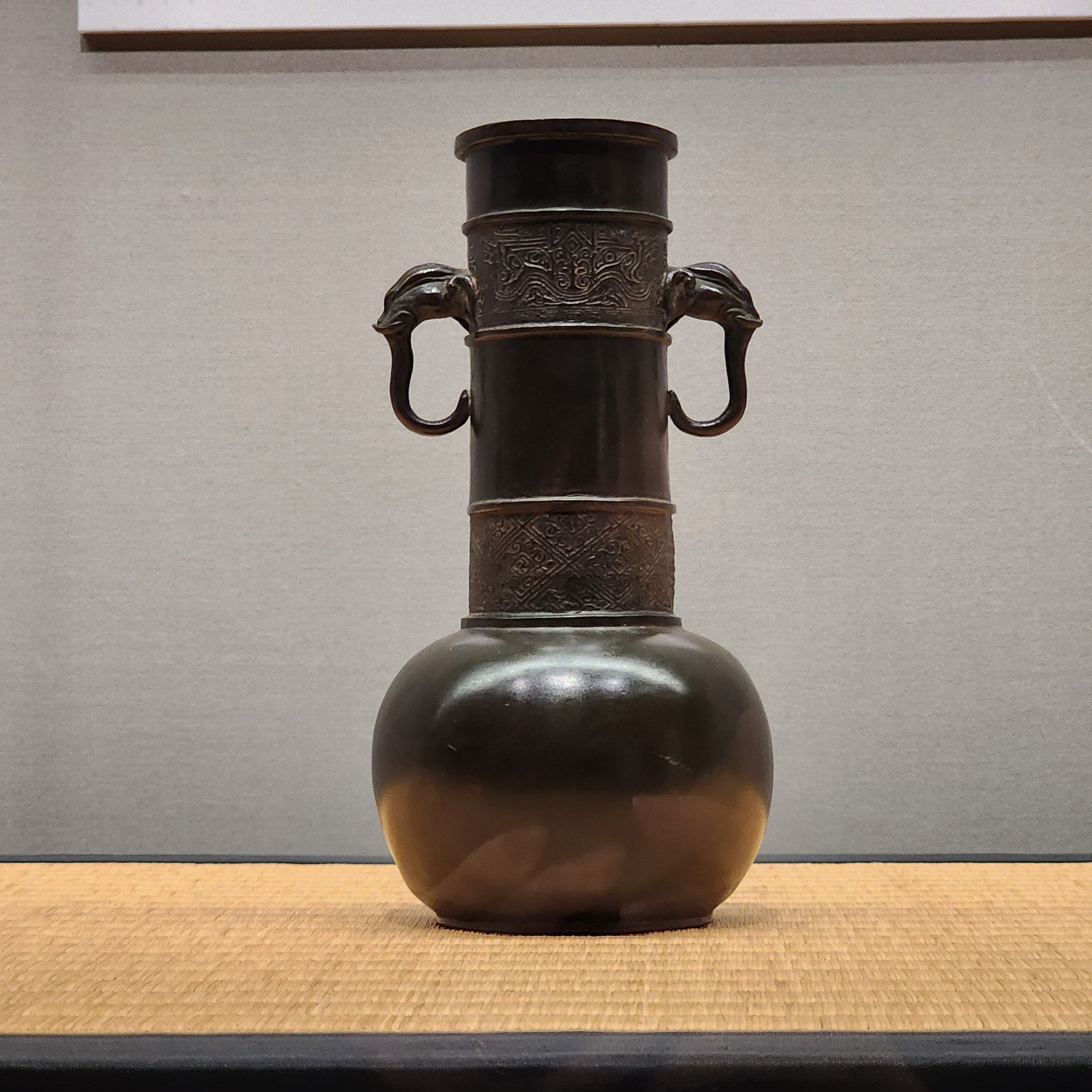 美しい古美術蔵から美しい飴茶色の扇の香壺、香合が出