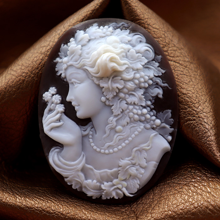カメオ彫刻家アッカニート氏製作 女神バッカンテの図柄のカメオ作品を