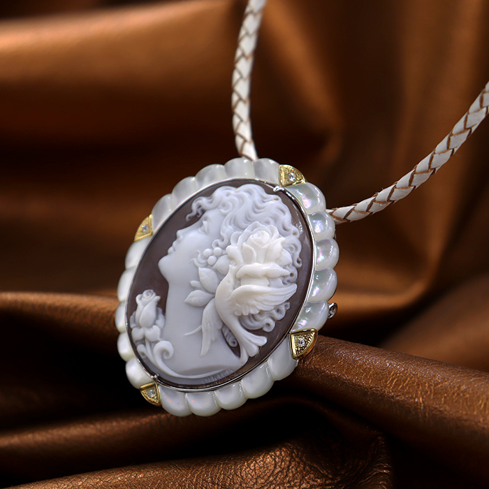 カメオ彫刻家リパ氏彫刻 白蝶貝枠付きカメオブローチ＆ネックレス製品