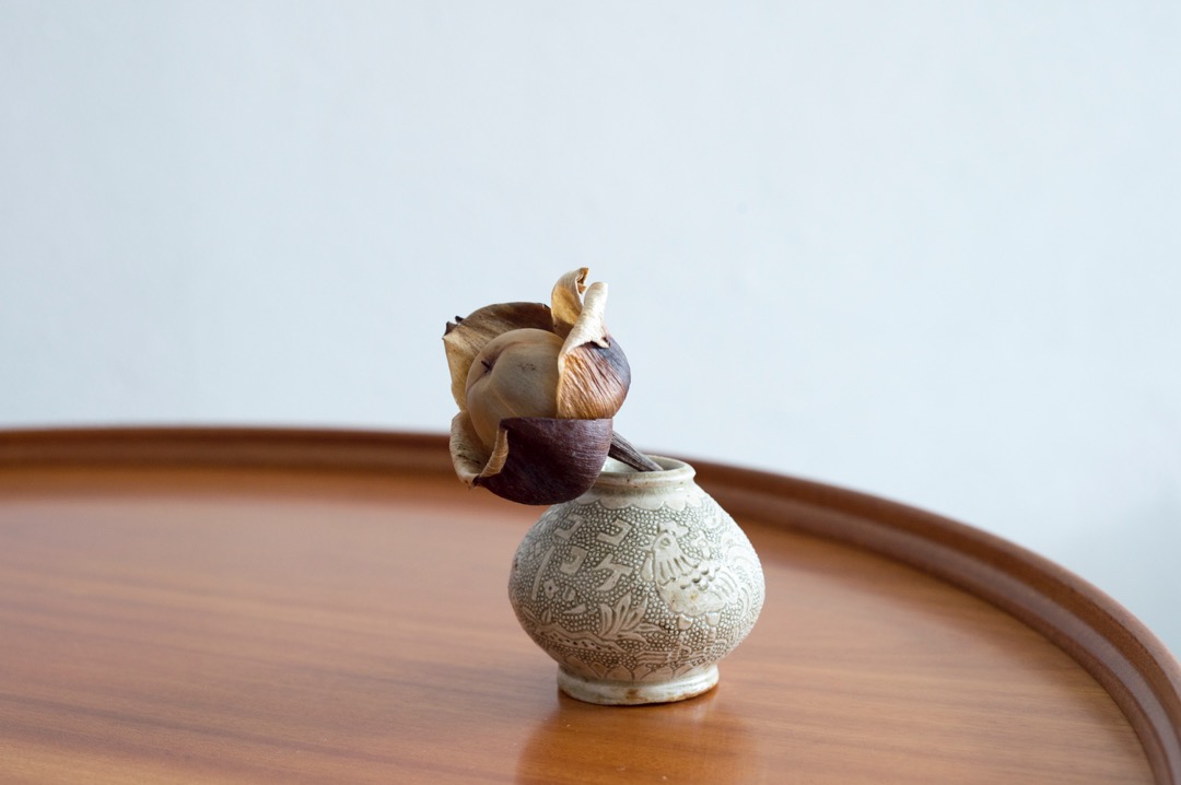 高仲健一 陶器花入 動物などを描いた壺です。高さ14センチ、口、直径