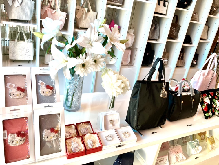 Bling Me!×HELLO KITTY SMILEバッグチャームとブローチをご紹介