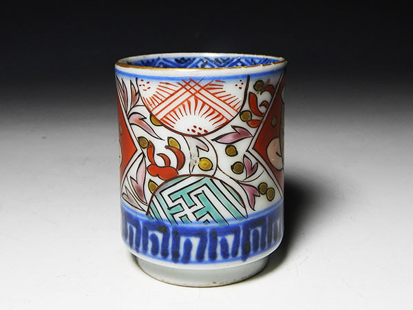 桃 酒器ぐい呑み：古伊万里色絵人物図のぞき猪口(その他)｜売買され