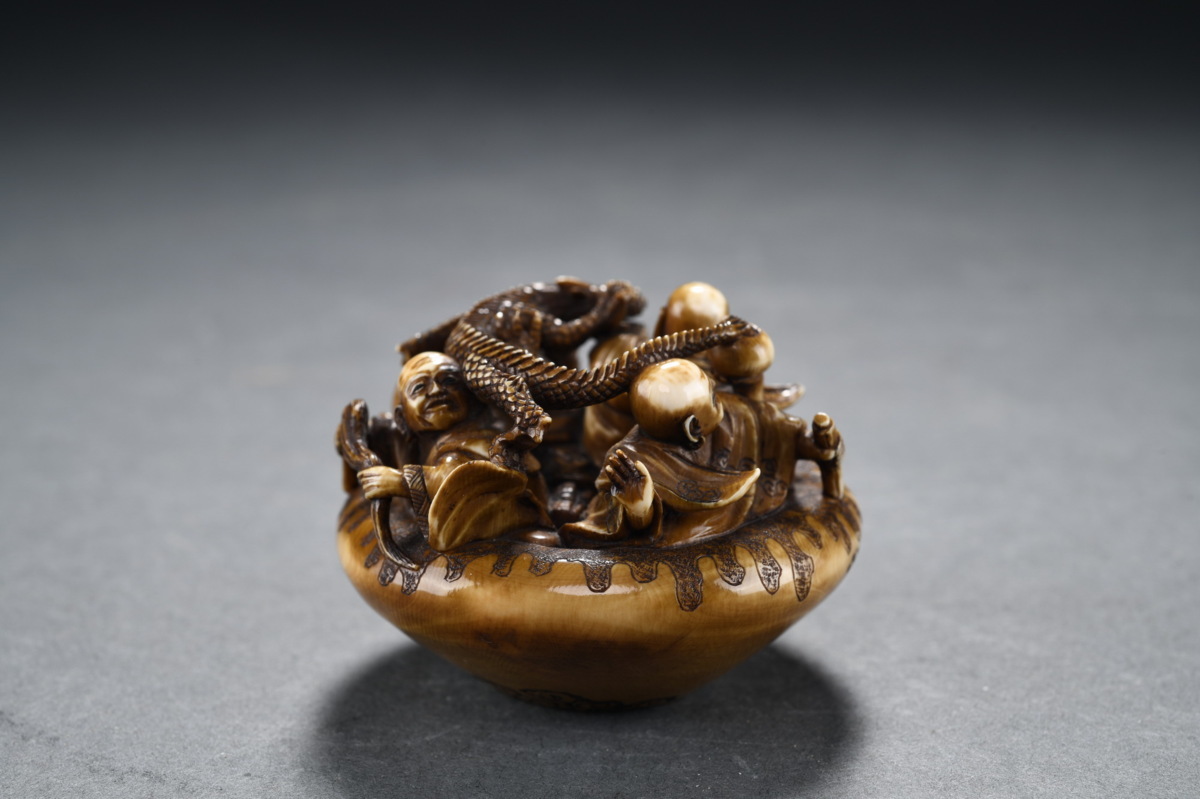 鶴鳴堂 江戸時代物 マンモス 双魚紋根付 在銘 提げ物 細密彫刻 眼