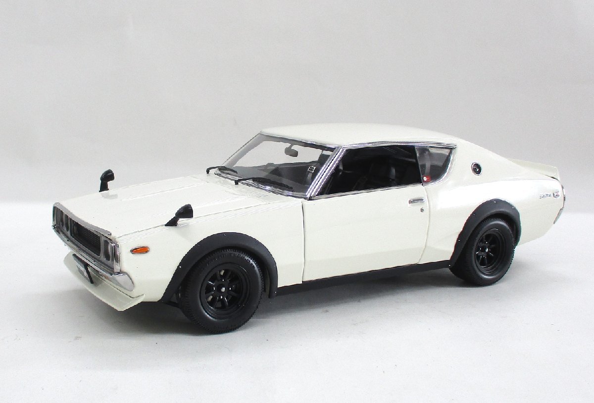 絶版京商1⁄18スカイライン2000GT-R KPGC10 (ライト点灯モデル)