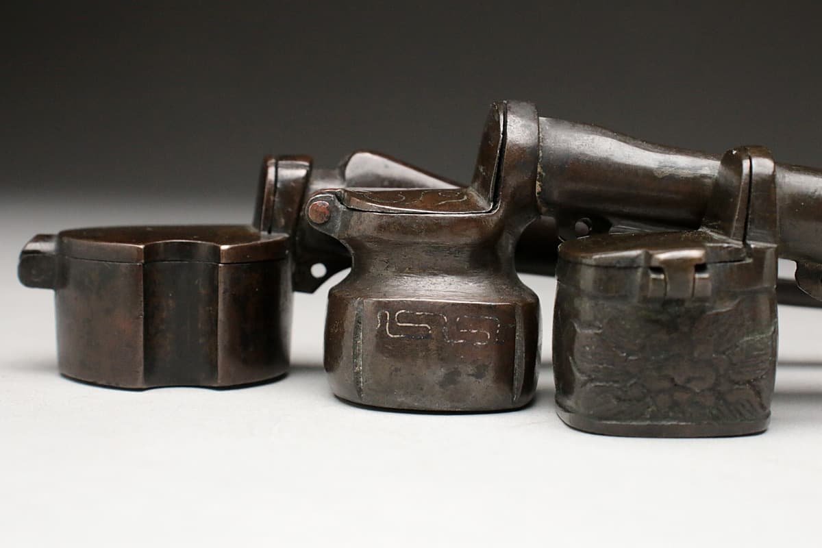 名人造：古式携帯文房具金工象嵌矢立 花蝶花図銀細工金工象嵌