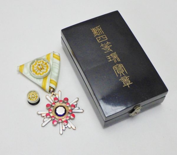 送料無料】 日本国 勲章 記章 徽章 戦後版 勲四等瑞宝章 略綬 共箱
