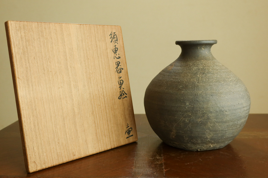 落書きのような魚絵が楽しい 須恵器小壺 箱付き 土器 花器