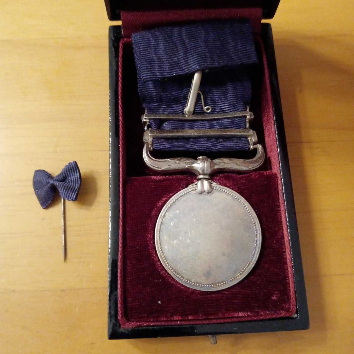 レア】黄綬褒章 昭和46年発行 純銀製 略章 化粧箱入り完品地2