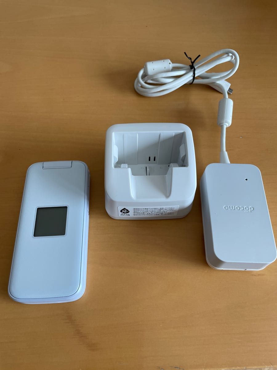 ドコモ らくらくホン F-01M 純正アダプタ卓上ホルダ 半年前に購入残債