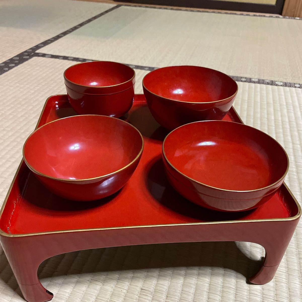 赤黒漆塗り 植物模様の円形膳 赤黒漆塗り 植物模様の円形膳 赤黒漆塗り