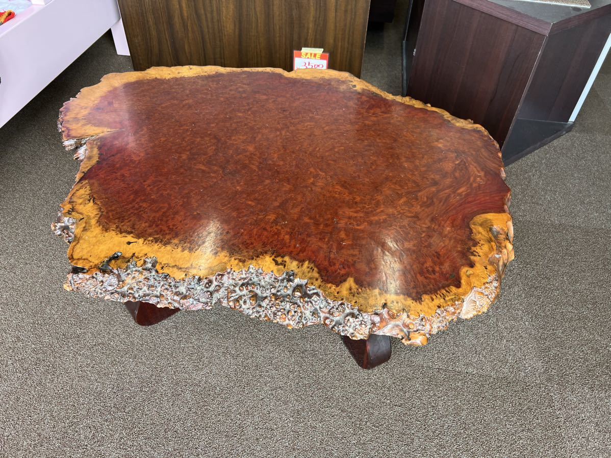 自然な形状の茶色い座卓 花梨 自然な形状の茶色い座卓 花梨 自然な形状