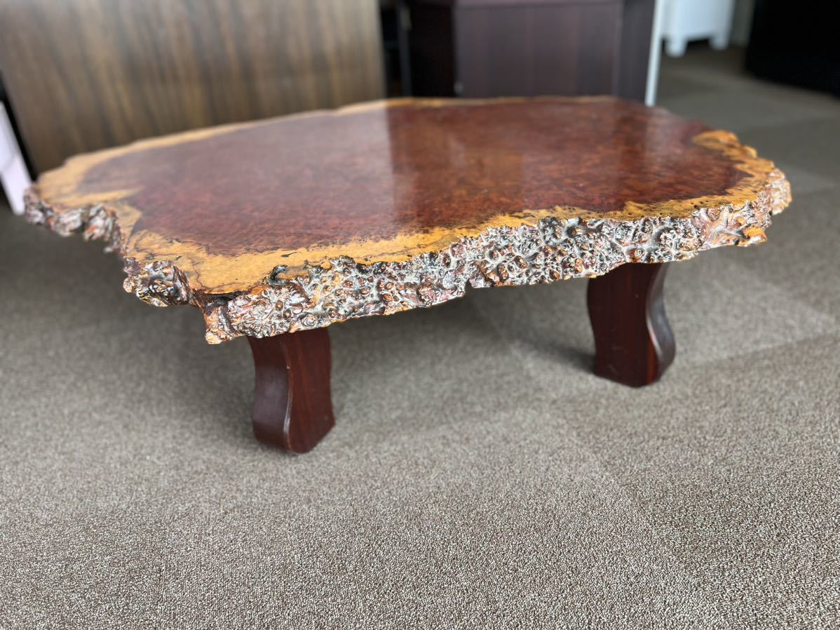 自然な形状の茶色い座卓 花梨 自然な形状の茶色い座卓 花梨 自然な形状