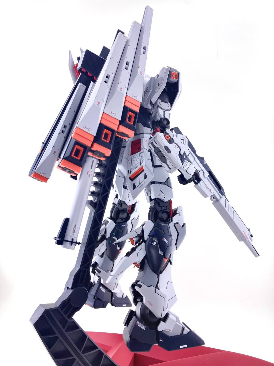 MG 1/100 νガンダム Ver.ka 全塗装完成品【機動戦士ガンダム 逆襲の