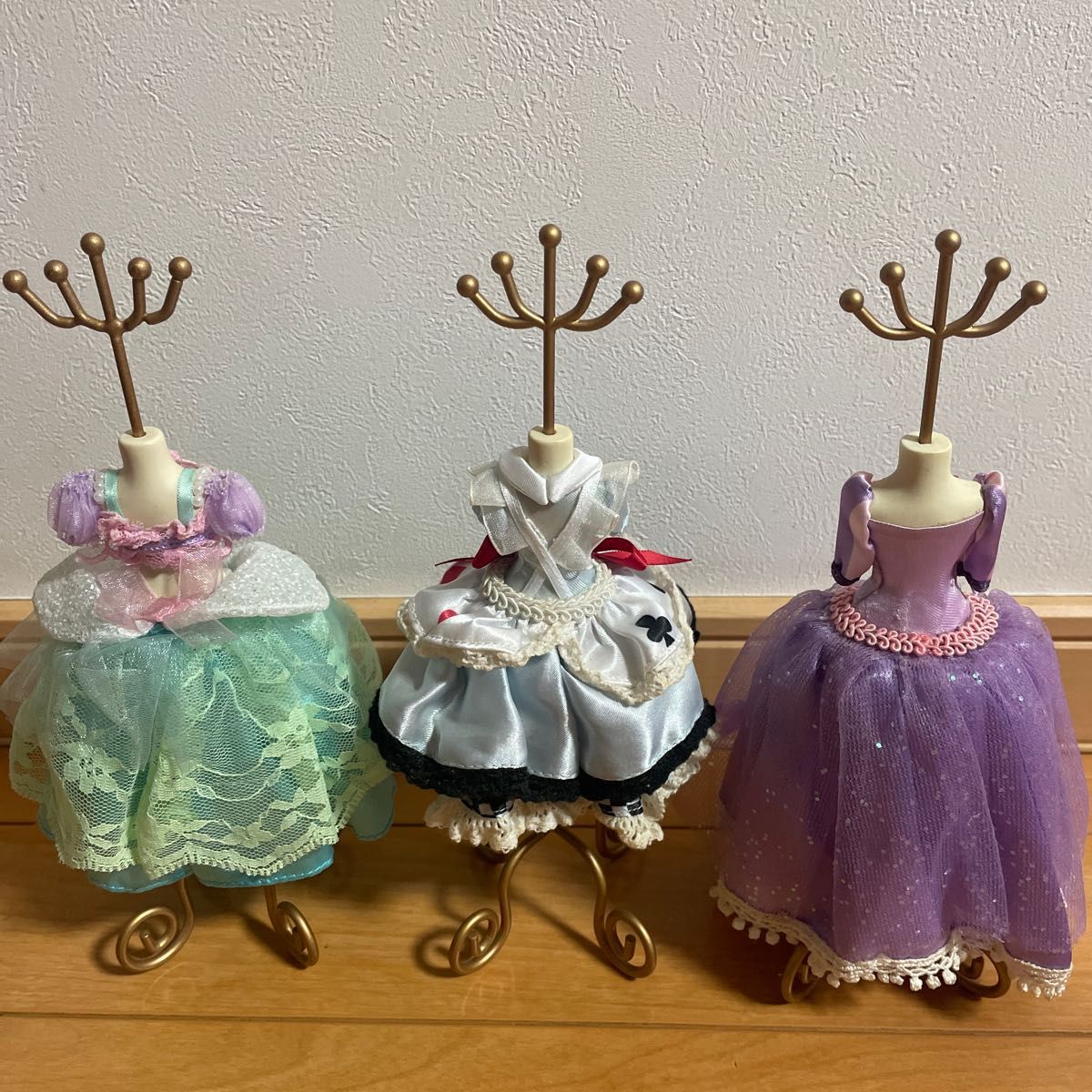 7/5値下げ ディズニーストア プリンセス アクセサリースタンド ドレス