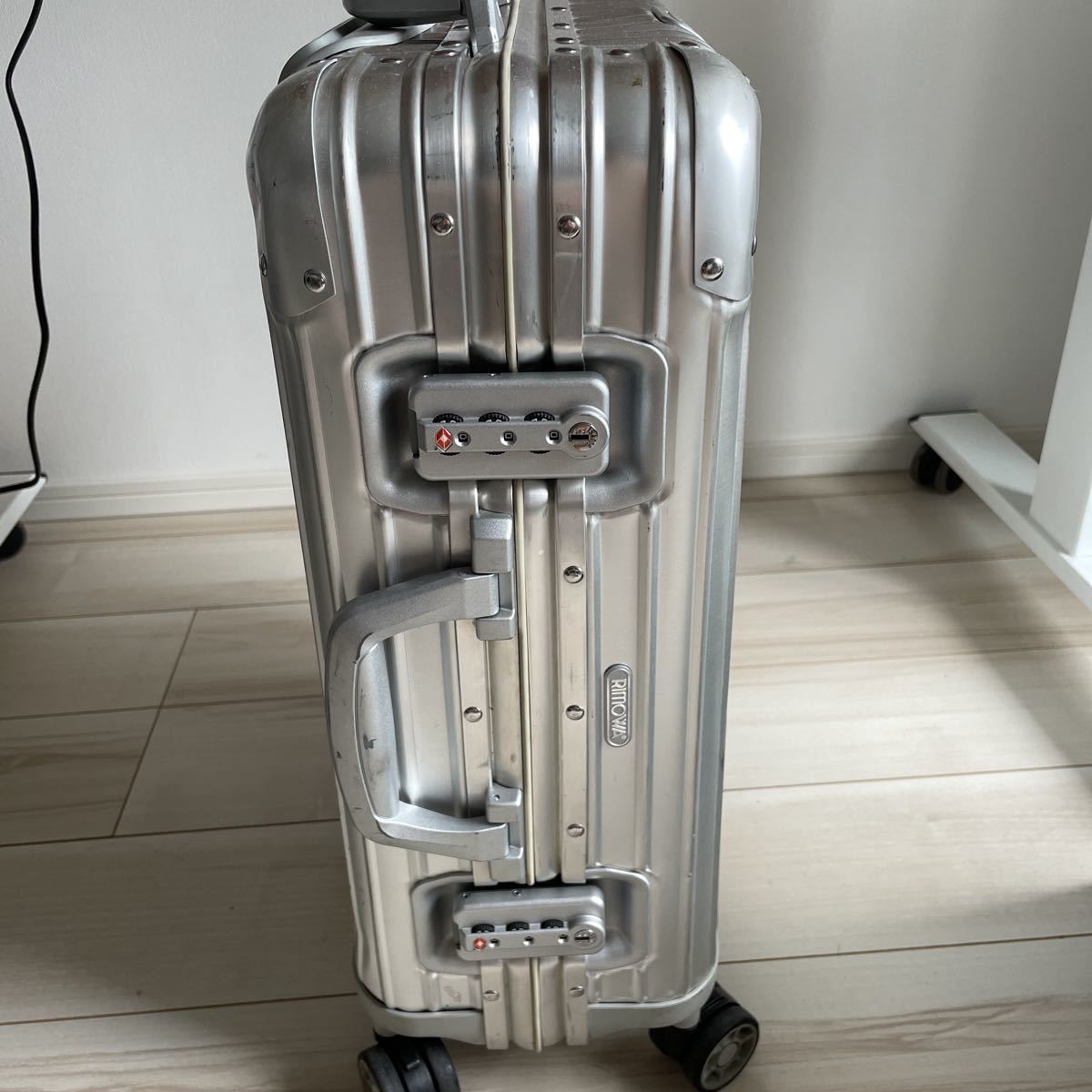 廃盤品】RIMOWA TOPAS 32L 4輪 機内持込可 932.52.11 廃盤品】RIMOWA