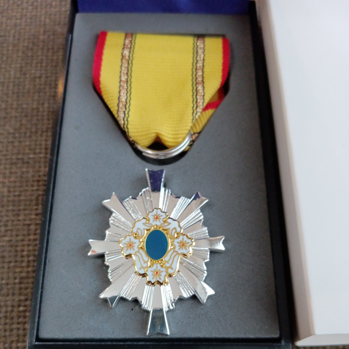 防衛功労章 Amazon.co.jp: 自衛隊防衛記念章台付＆防衛功労章 第18号 災害