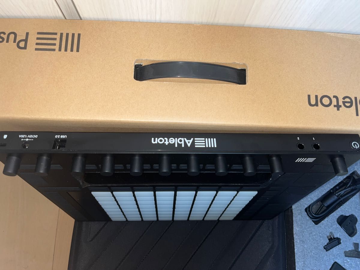 Ableton Push 2 箱、付属品あり