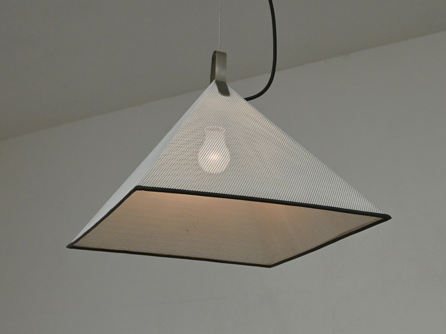 三原昌平ヤマギワ金属製 ピラミッド型 ペンダントライト【黒色】