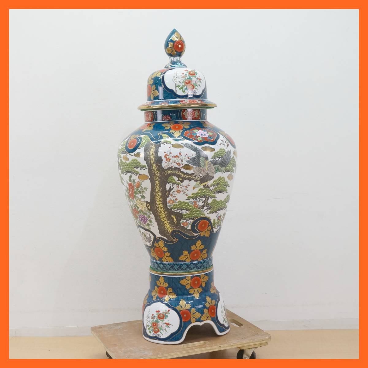 s*a様 有田焼 朱明窯 藤井朱明 染錦金彩獅子蓋孔雀図沈香壺 三段飾壺