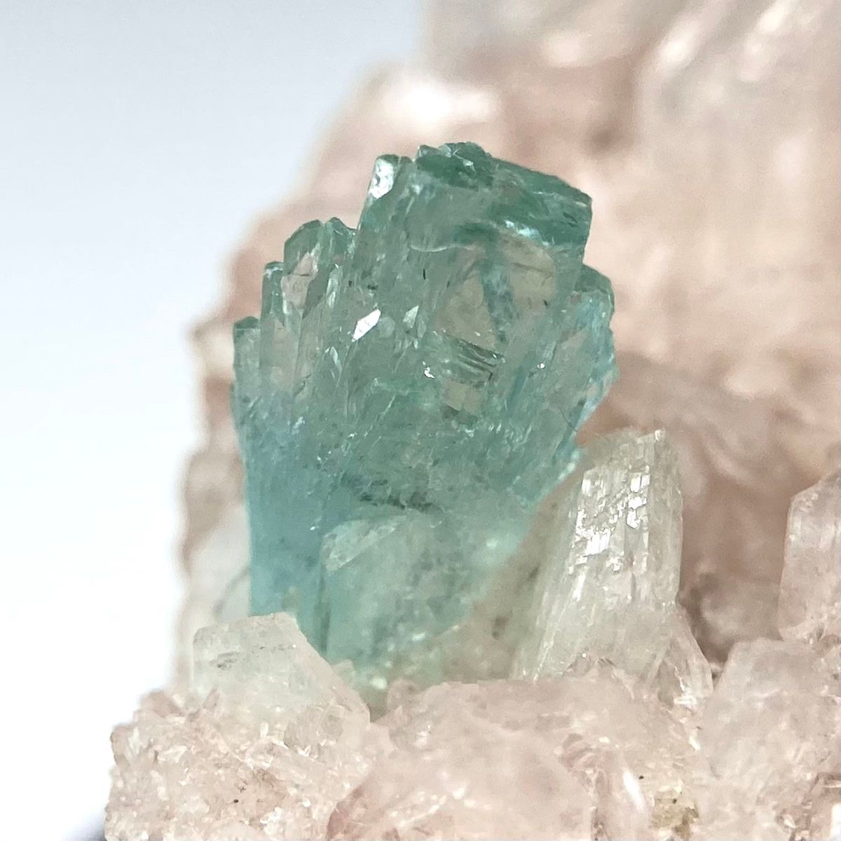 アポフィライト 魚眼石 鉱石 鉱物 ミネラル 標本 原石 母岩付き 犬牙状