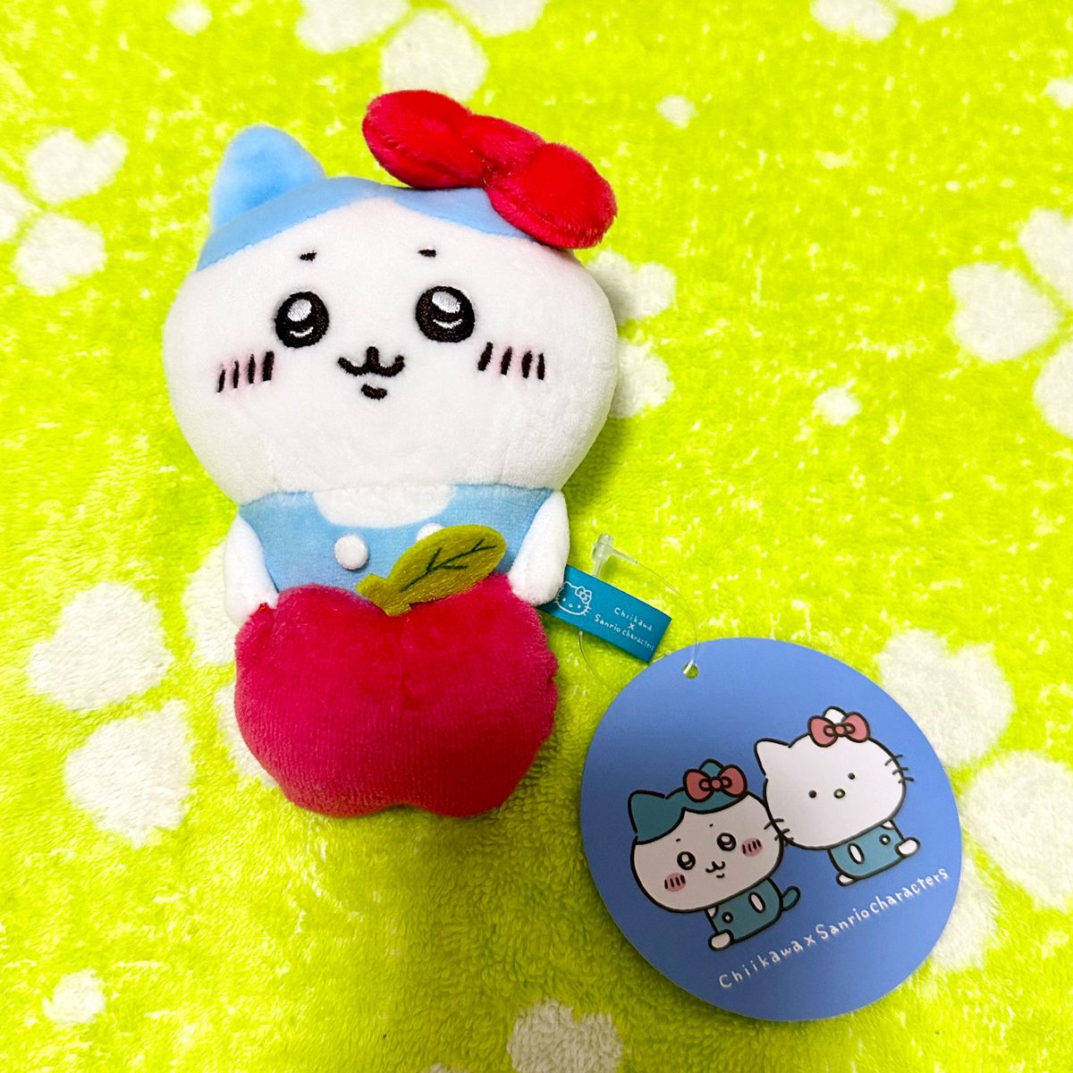 ちいかわ×サンリオデスクトップから見守るひっかけぬいぐるみハチワレ