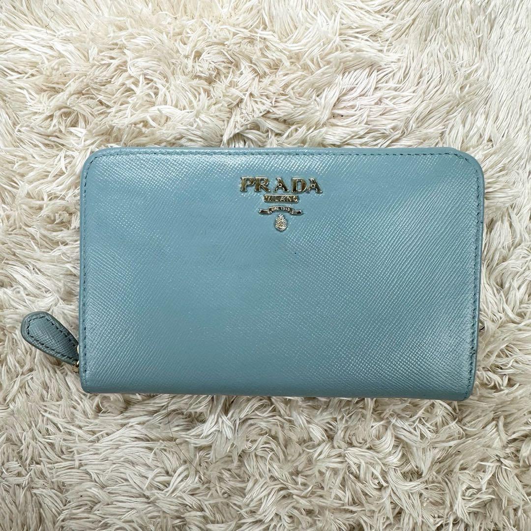 人気】プラダ 二つ折り財布 ライトブルー サフィアーノ ゴールドロゴ