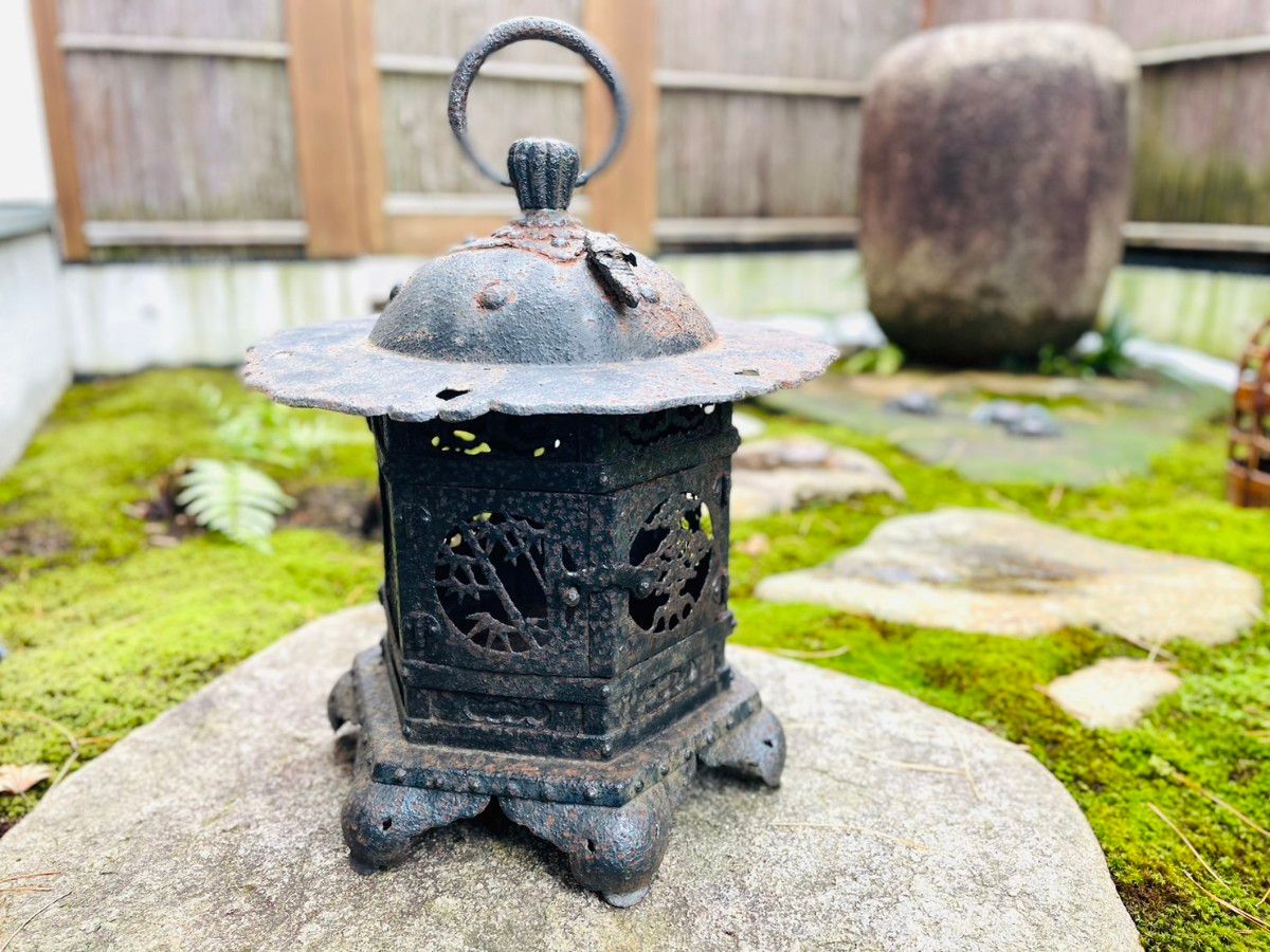 鉄製の灯篭 吊り燈籠(鉄製) 庭道具 オブジェ 鉄灯篭 灯籠 燈篭 灯もの 和風
