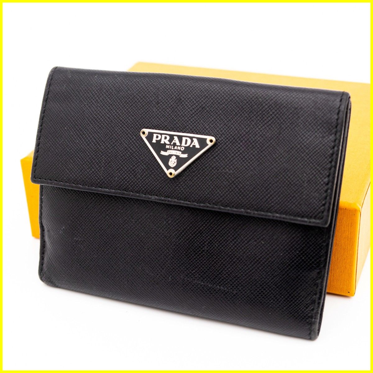 プラダ折り財布サフィアーノレザーブラック三角プレートWホックカード付