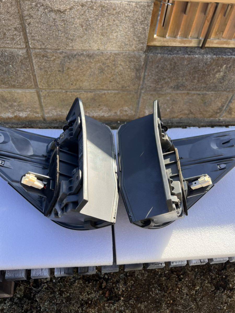 20系ヴェルファイア前期純正テールランプ右クオーター側