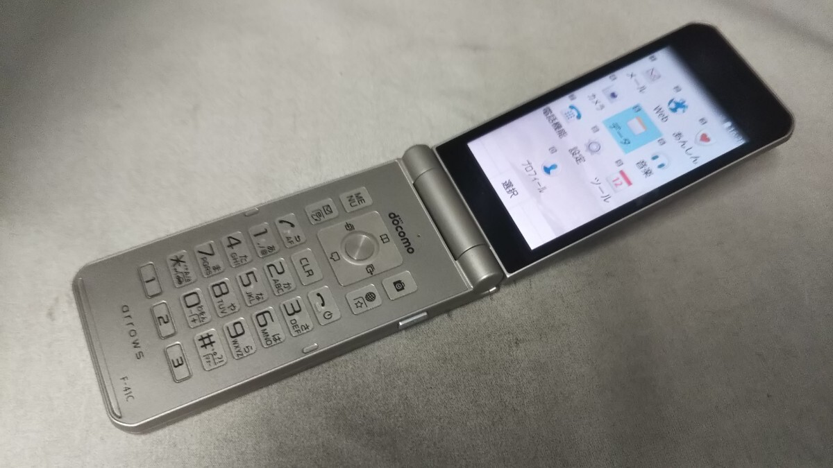 ドコモ4Gガラホ arrows F-41C シルバー 折りたたみ 報道発表資料