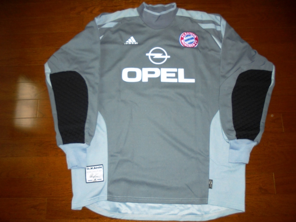 オリバー・カーン 直筆サイン入りバイエルン・ミュンヘンユニフォーム