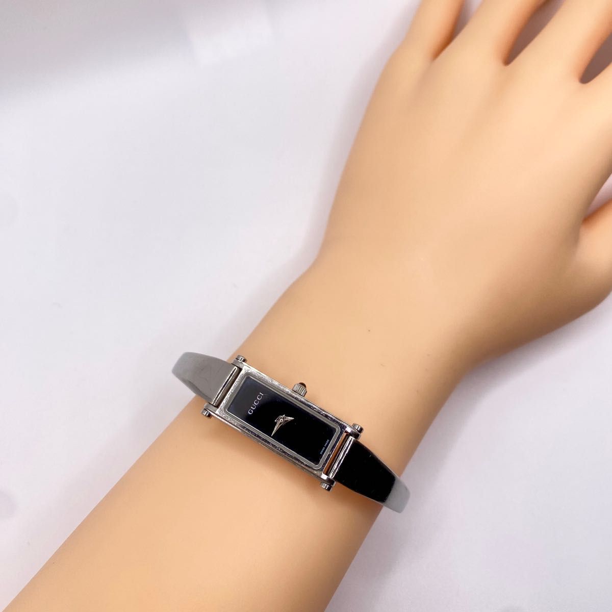 GUCCI グッチ 1500L QZ 黒文字盤 バングルウオッチレディース腕時計