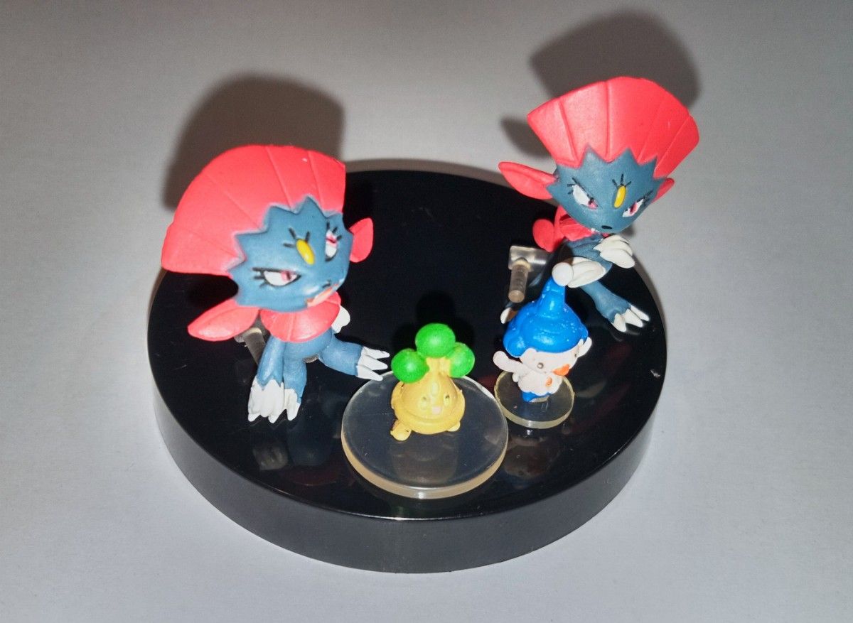 立体ポケモン図鑑 マニューラ&ウソハチ&マネネ SPECIAL04（ミュウと