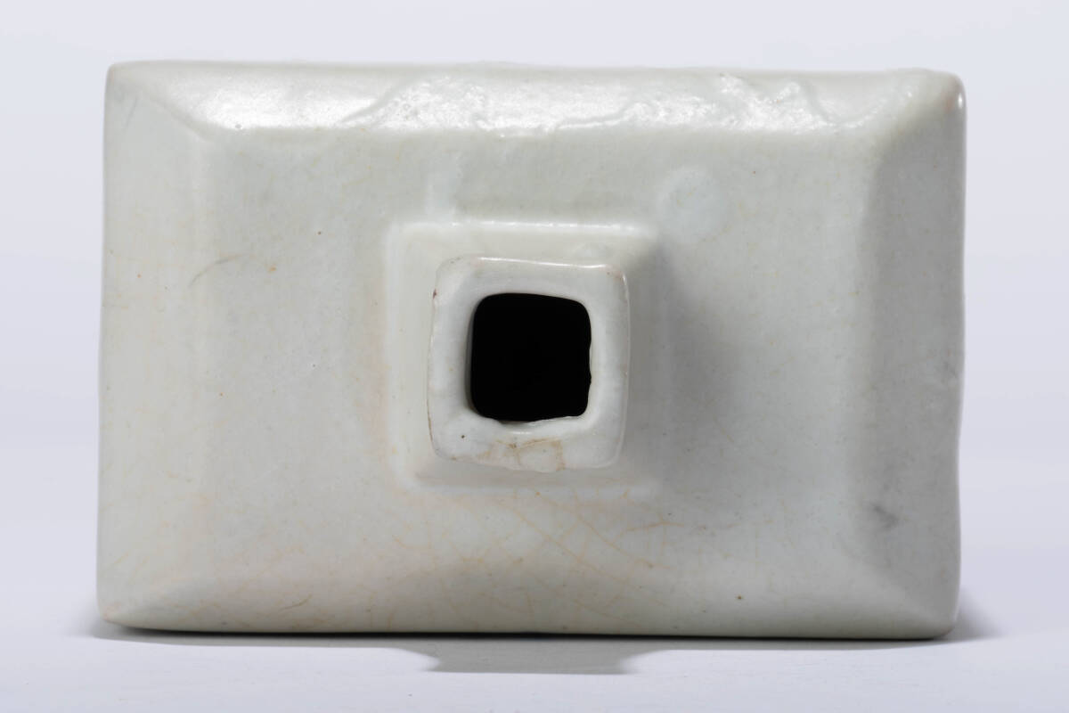 李朝 青白磁角徳利 陽刻 朝鮮美術 李朝 青白磁角徳利 陽刻 朝鮮美術