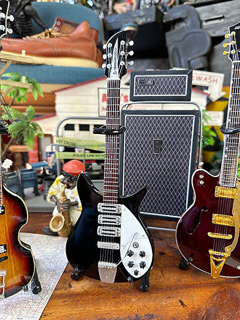 ビートルズthebeatles ミニチュアギター THE BEATLES ザ・ビートルズ